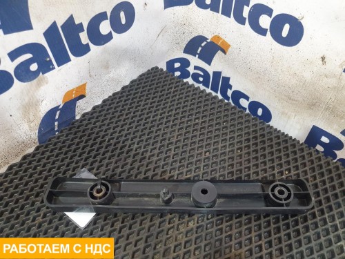 Накладка под лобовое стекло левая